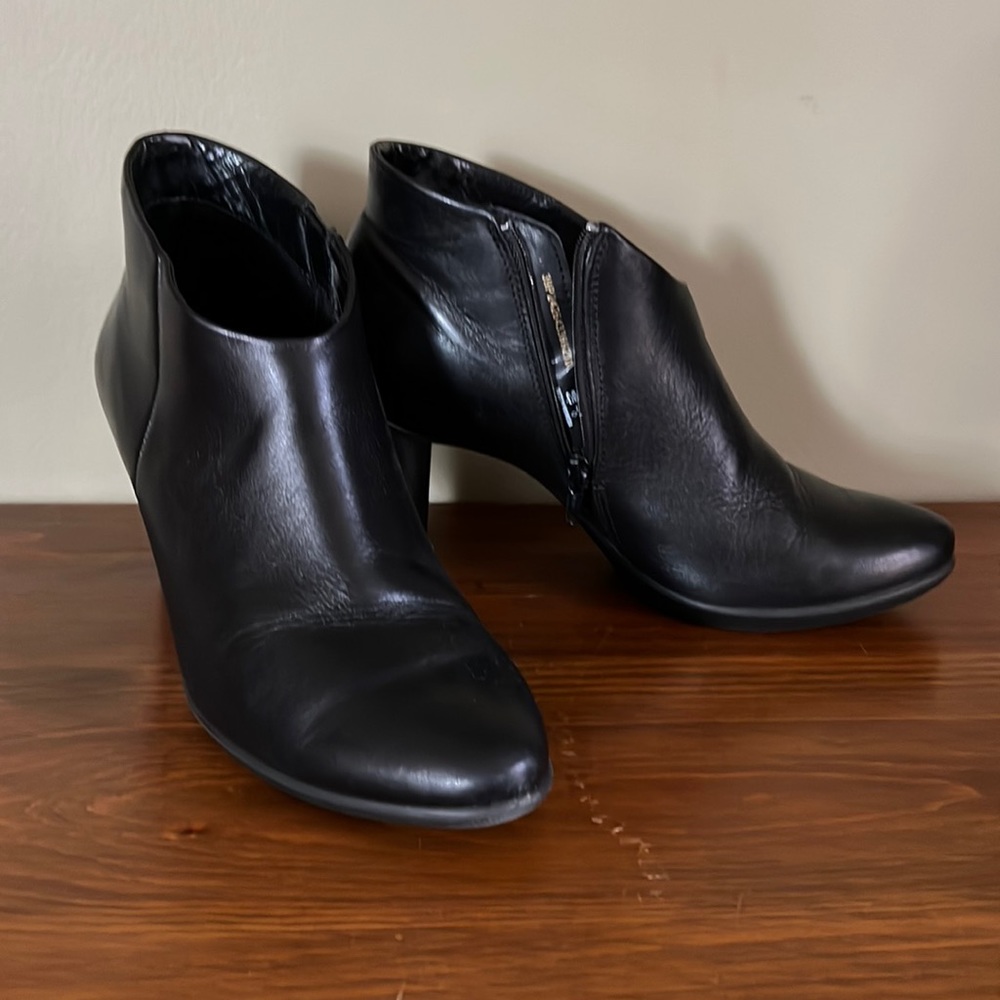 Ecco Sculptured 75 Shootie- Black leather Size 39